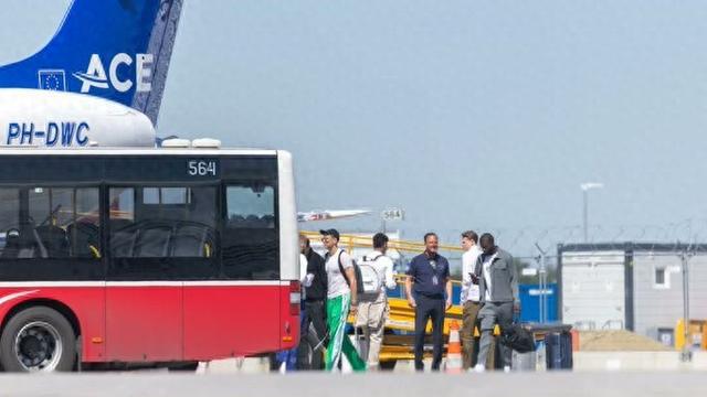 圖片報：拜仁14人歸隊備戰霍村，明日啟程。